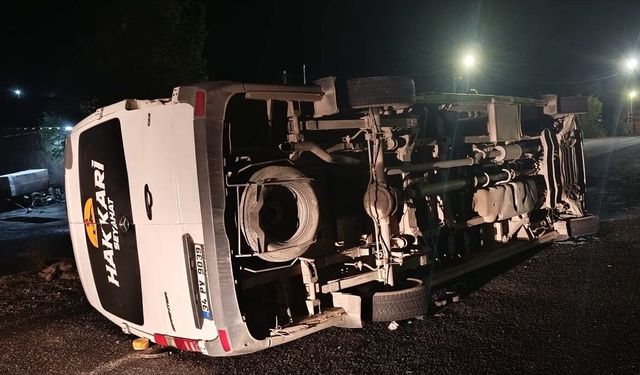 Van’da minibüs ile kamyon çarpıştı: 1’i bebek 13 kişi yaralandı!