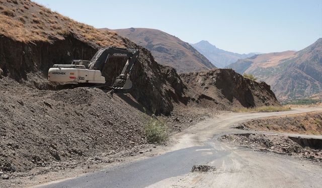Hakkari’de çöken yola yeni güzergah yapılıyor!