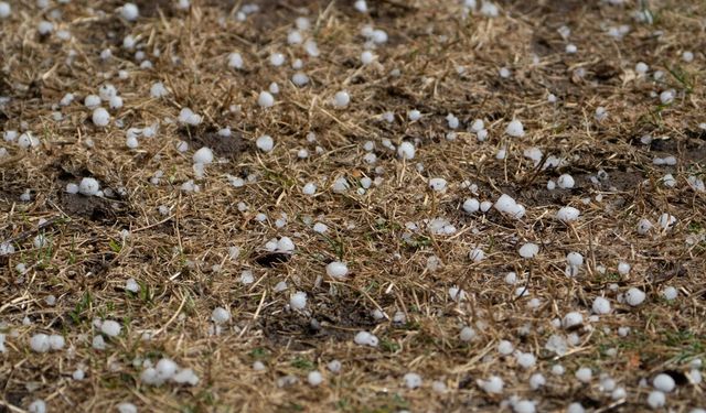 Erken gelen dolu sürprizi: Cadde ve sokaklar beyaza büründü!