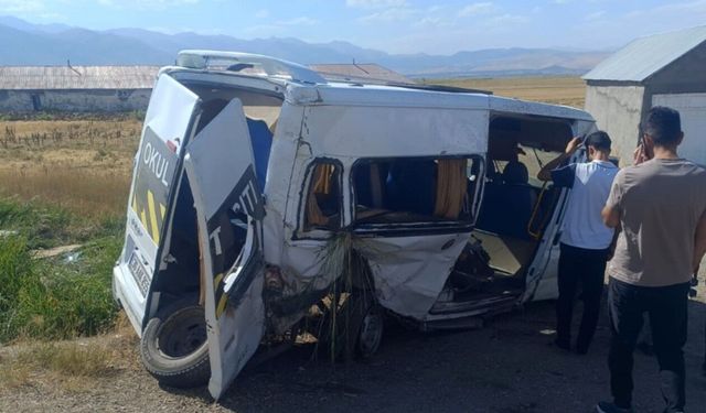 Yüksekova’da korkutan kaza! Minibüs açık rögar çukuruna çarptı: 6 yaralı