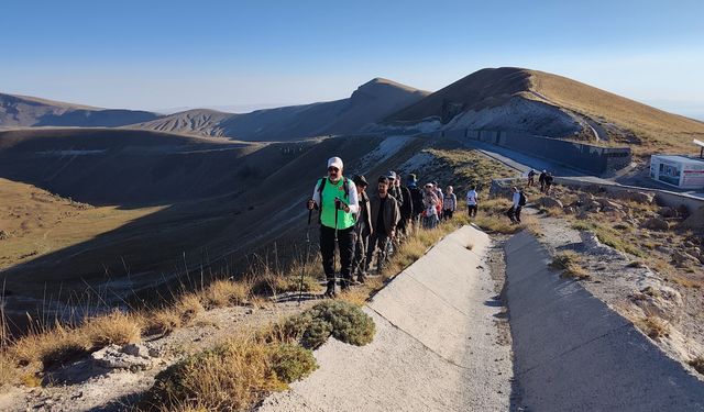 Van Gölü'nün eşsiz manzaraları eşliğinde bir yürüyüş!