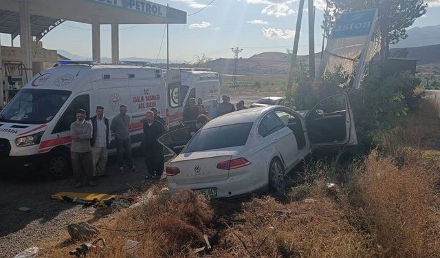Van’da kontrolden çıkan otomobil ağaca çarptı: 2’si ağır 4 kişi yaralandı!