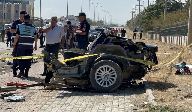 Böyle kaza görülmedi: Otomobil takla atarak ikiye bölündü! 2 ölü, 2 yaralı