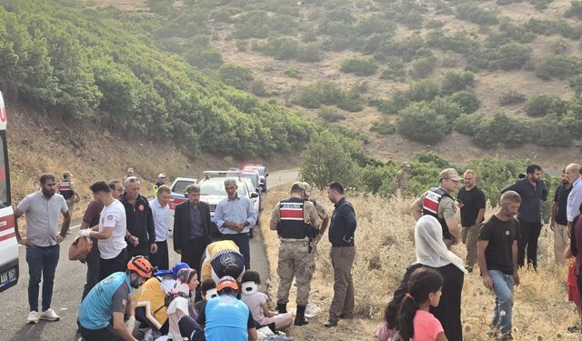 Kontrolden çıkan minibüs şarampole yuvarlandı: 10 yaralı!