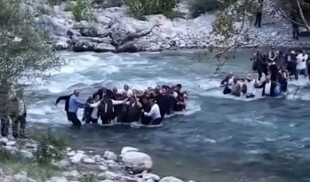 Patika yola helikopter bile inemedi: Sarp kayalıklardan cenaze taşıdılar!