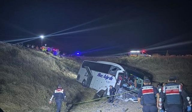 Hızını alamayan yolcu otobüsü şarampole uçtu: 2'si ağır 24 yaralı!