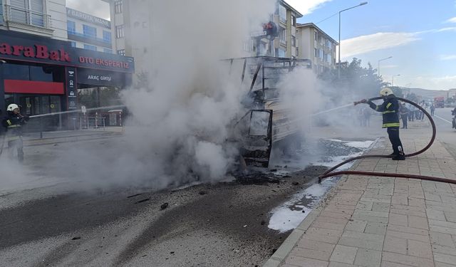 Van’da park halindeki kamyonet dakikalar içinde alev aldı!