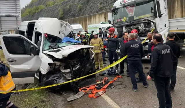 Tır ile minibüs çarpıştı: 1 kişi öldü, 11 kişi yaralandı!