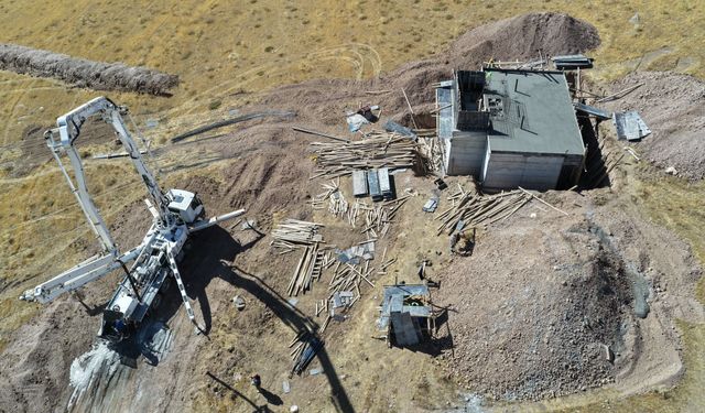 VASKİ’den Tuşba’ya dev hamle: Mahalle 9,5 kilometrelik yeni su hattına kavuştu!