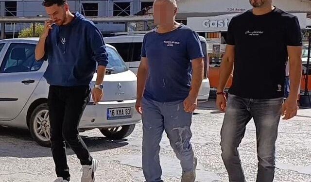 Mezarlıkta baltalı saldırı! Kaptığı gibi husumetlisinin başına indirdi