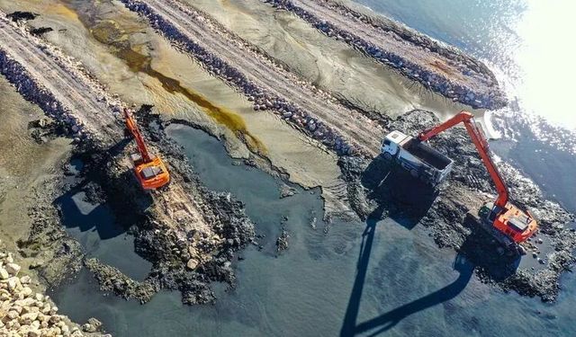 Kalçık’tan çağrı: Atık su kaynağı kesilmeden Van Gölü temizlenmez!