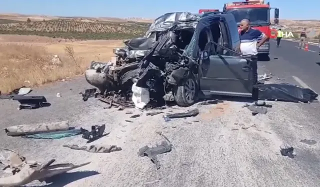 Katliam gibi kaza! Seyir halindeki araç kamyona arkadan çarptı: 4 kişi öldü, 2 kişi ağır yaralandı!
