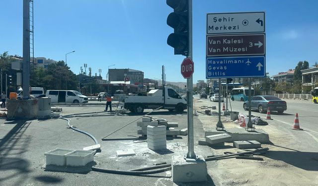 Van trafiğinde çile bitmiyor! Karayolları-Kale Kavşağı’nda güçlendirme çalışması sürüyor!
