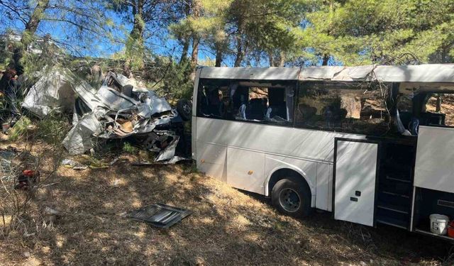 Turistleri taşıyan otobüs şarampole uçtu: 2 kişi öldü, 9 kişi yaralandı!