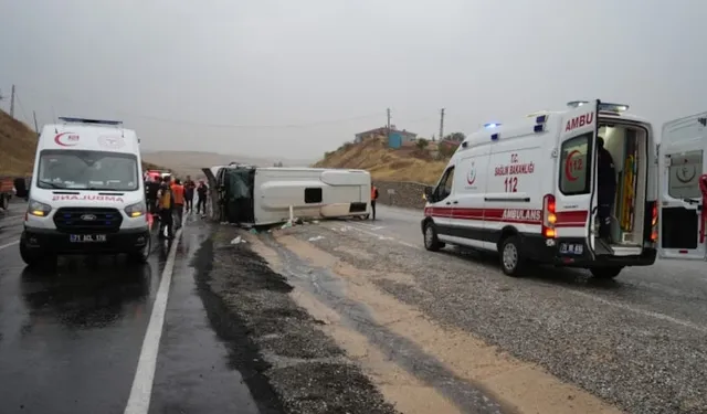 İşçi servisi devrildi: 1'i ağır 15 yaralı