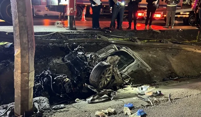 Elektrik direğine çarpan otomobil paramparça oldu: 2 genç feci şekilde can verdi!