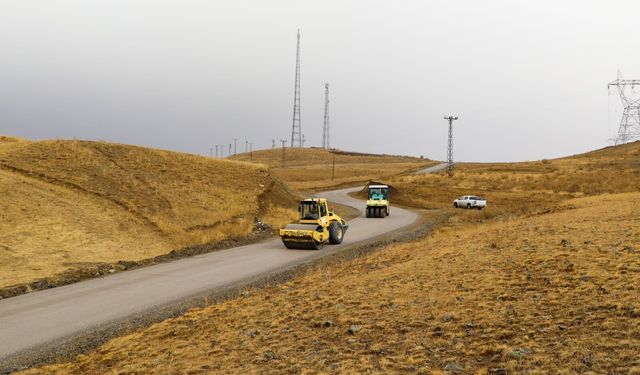 Van’da merkeze en uzak iki mahallenin yolu ilk kez sıcak asfalta buluşuyor!
