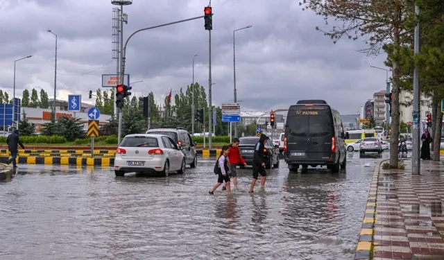 Plansız büyüme ve yetersiz yollar Van'ı kitledi: Van’da her yolun sonu trafik!