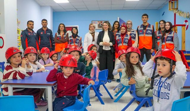Van’da depremi yaşayan gençlerden miniklere anlamlı mesaj!