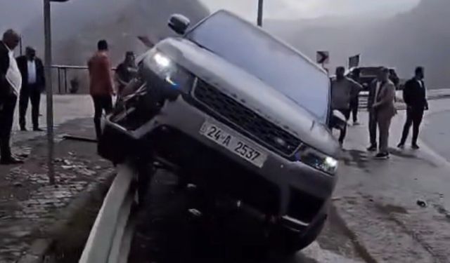 Van-Hakkâri karayolunda korkutan kaza: Otomobil bariyerlere çarparak durabildi!