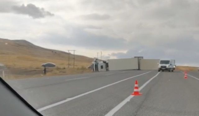 Van'da kontrolden çıkan tır devrildi: Tır sürücüsü yaralandı!