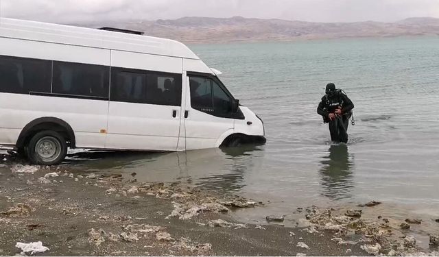 Van'da kontrolden çıkan minibüs Erçek Gölü'ne uçtu!