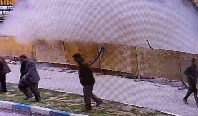 Van’da inşaat kazısı iş yeri binasını çöktürdü: İşte iş yerinin saniye saniye çökme anı…