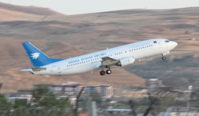 Van'da yakalanan düzensiz göçmenler uçakla sınır dışı edildi!