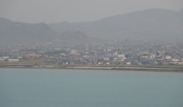 Van’da sıcaklıklar 10 derece düştü: Yoğun sis şehri kapladı!