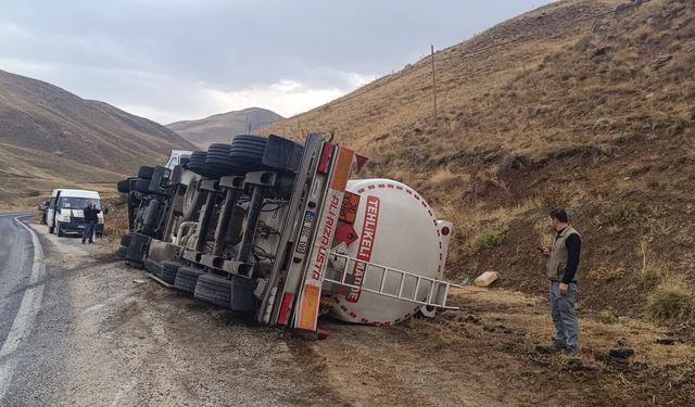 Van-Hakkari yolunda virajı alamayan tanker devrildi!