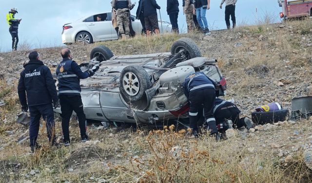 Van-Erciş karayolunda otomobil takla attı: Yaralılar var!