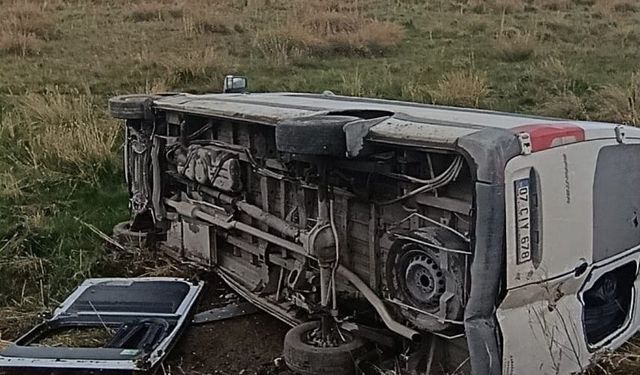 Van’da kontrolden çıkan minibüs tarlaya uçtu: 6 kişi yaralandı!