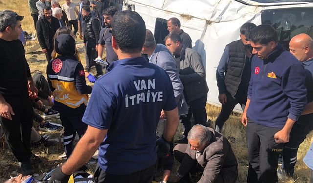 SON DAKİKA: Van’da tır yolcu minibüsünü biçti! 1‘i ağır 11 yaralı