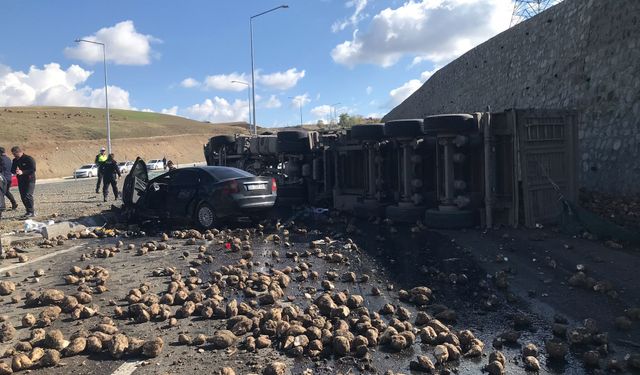 Korkunç kaza! Tır ile otomobil çarpıştı: 4 kişi hayatını kaybetti, 1 kişi yaralandı!