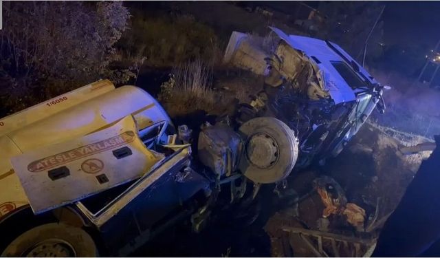 Van’da tanker ile otomobil kafa kafaya çarpıştı: 1 ölü, 2’si ağır 4 yaralı!