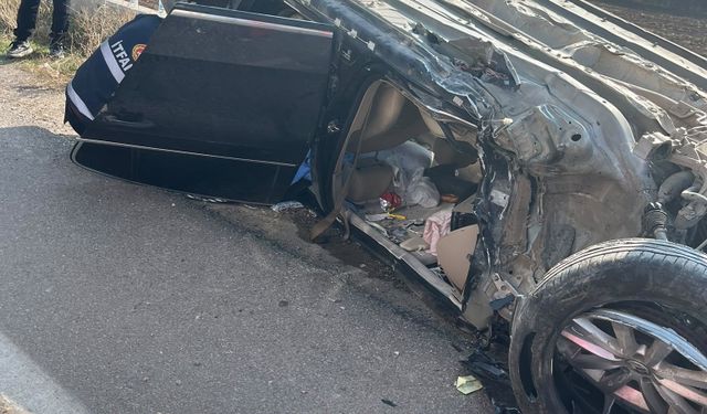 Van’da kontrolden çıkan otomobil takla atarak ters döndü: Yaralılar var!