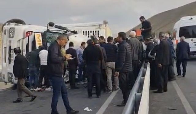 Van’da kontrolden çıkan tır devrildi: Tır şoförü yaralandı!