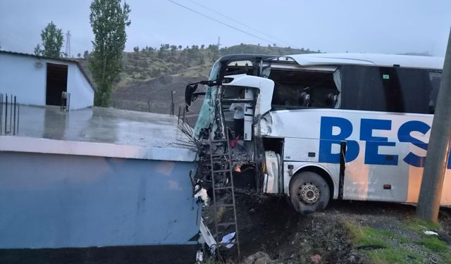 Van yolcu otobüsü tır ile çarpıştı: Otobüs şoförü hayatını kaybetti!
