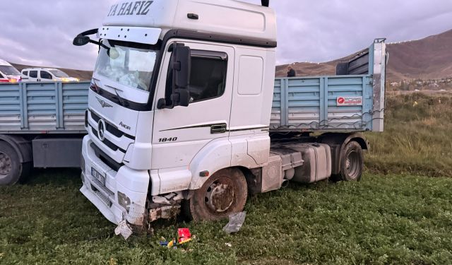 Van’da korkutan kaza: Hızını alamayan tır şarampole yuvarlandı! 1’i ağır, 2 yaralı
