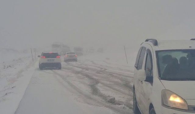 Geçitte kar kâbusu: Sürücüler yolda kaldı!