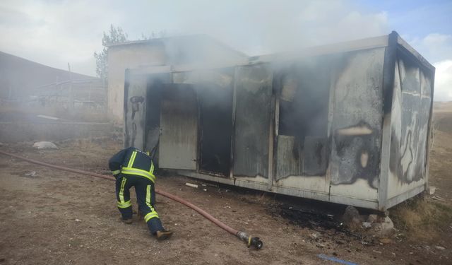 Van’da konteynerde çıkan yangın mahalleliyi ayağa kaldırdı!