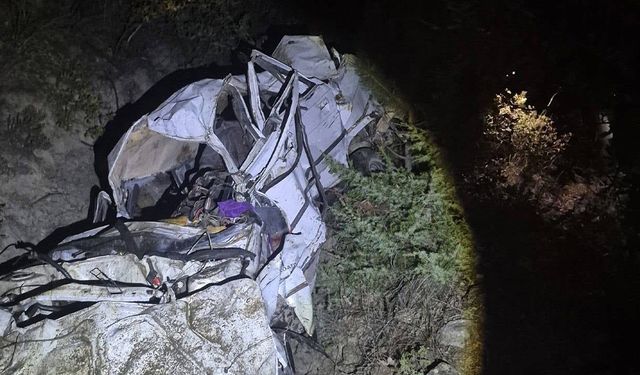 Kontrolden çıkan otomobil uçuruma uçtu: 4 kişi öldü, 1 kişi yaralandı!
