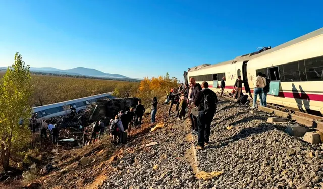 İki yüksek hızlı tren çarpıştı: 46 kişi öldü, 150 kişi yaralandı!