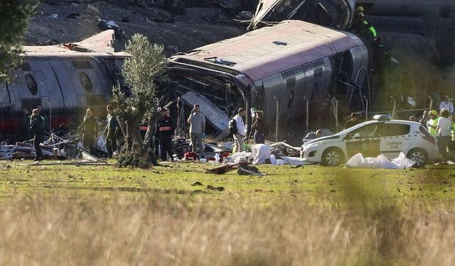 İki hızlı tren çarpıştı: 46 ölü, 179 yaralı