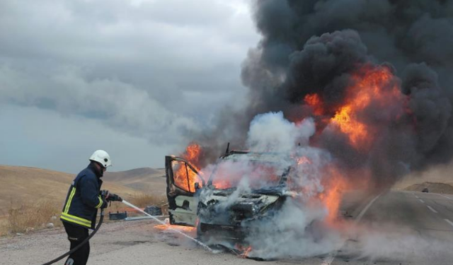 Van’da korkutan yangın: Kamyonetteki kombi ve petekler küle döndü!