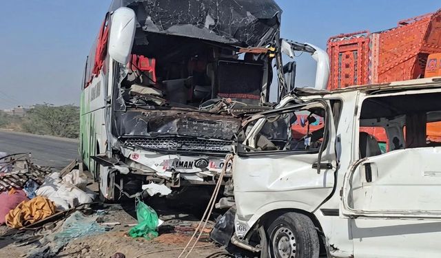 Minibüs ile otobüs çarpıştı: 12 ölü, 22 yaralı