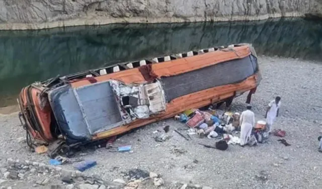 Katliam gibi kaza! Yolcu otobüsü devrildi: 10 kişi ölü, 32 kişi yaralandı!