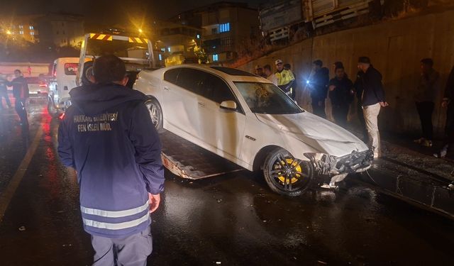 Van-Hakkari Kara Yolu’nda otomobil tabelaya çarptı!