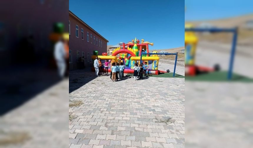 Özalp Belediyesinden çocuklar için seyyar oyun parkı hizmeti!