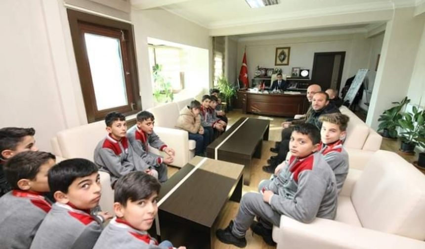 Kaymakam Nasır sporcu öğrencileri makamında ağırladı!